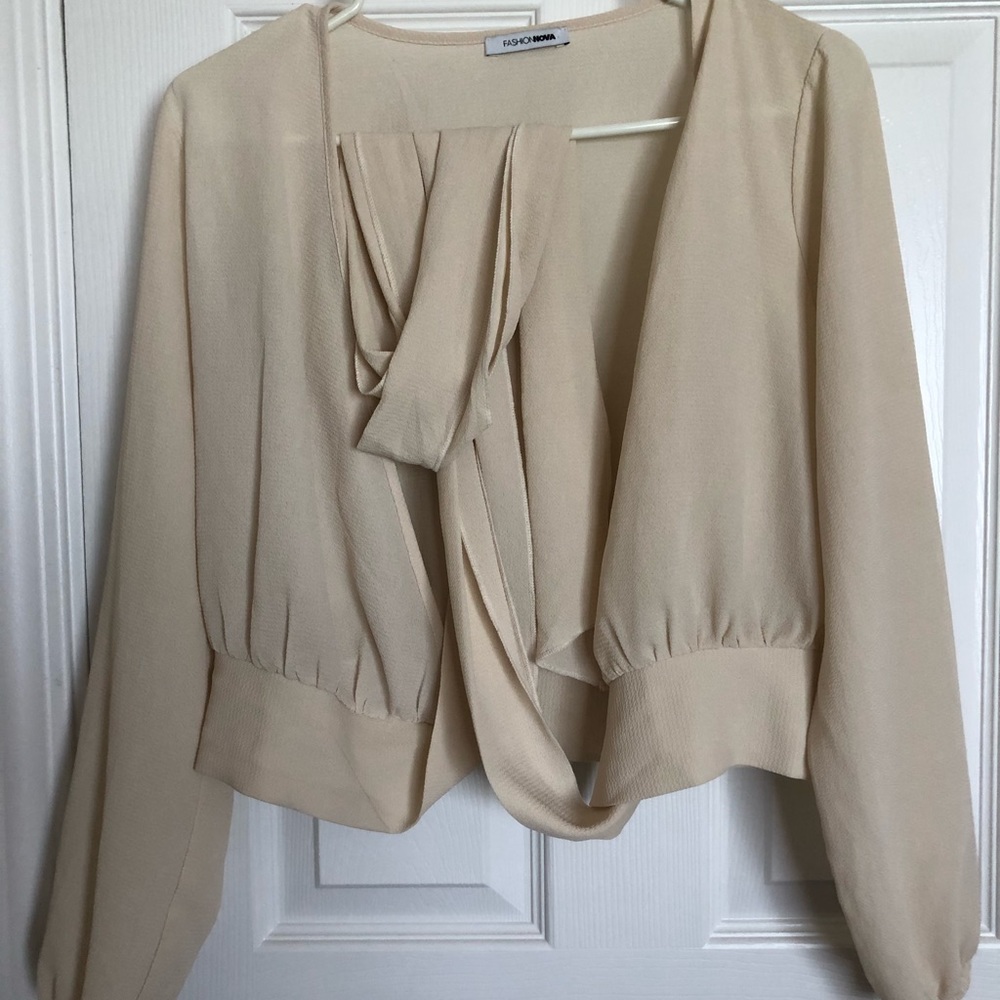 Long sleeve top.